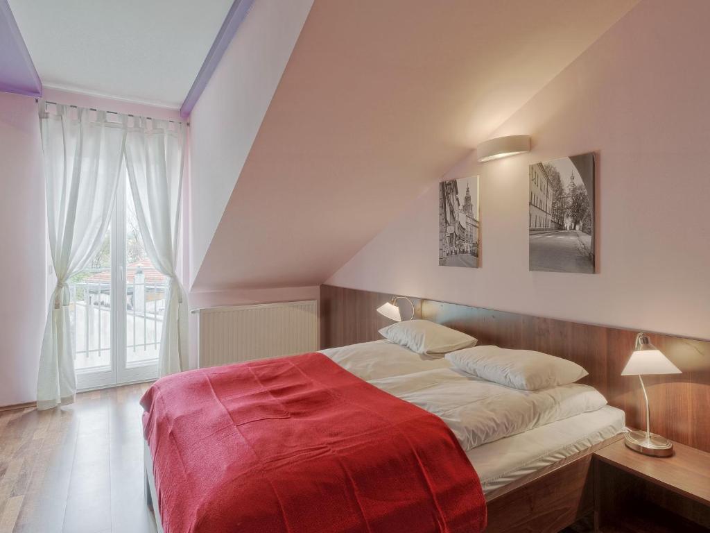クラクフにあるBeauty of Krakow Studioのベッドルーム1室(赤毛布付きの大型ベッド1台付)