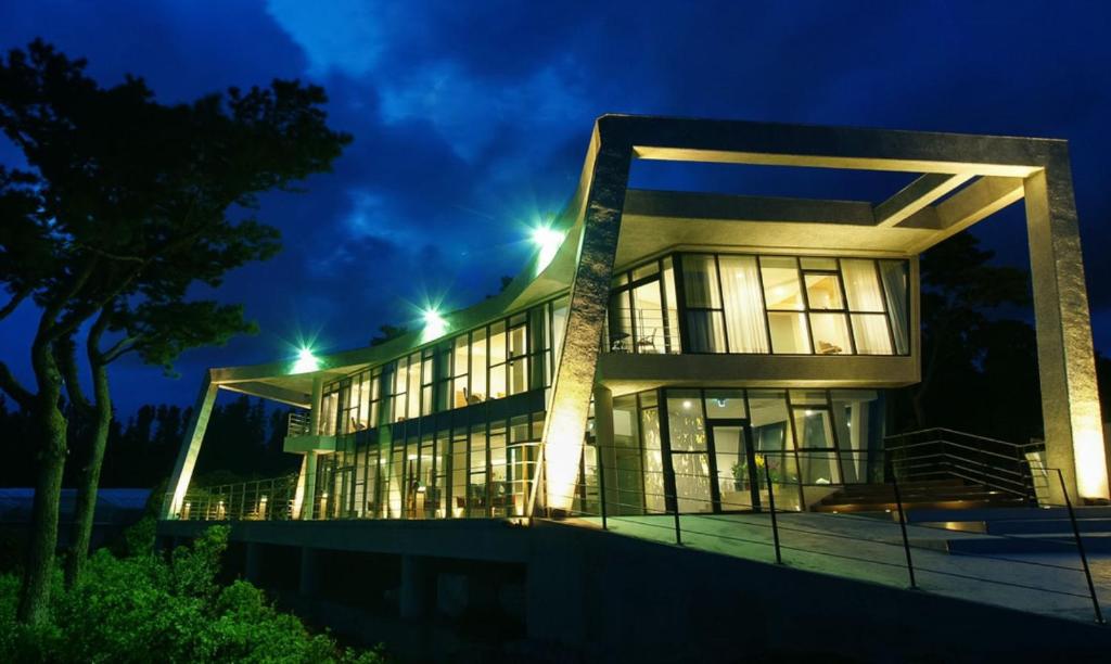 un gran edificio por la noche con luces encendidas en Jeju Bom Museum stay, en Seogwipo