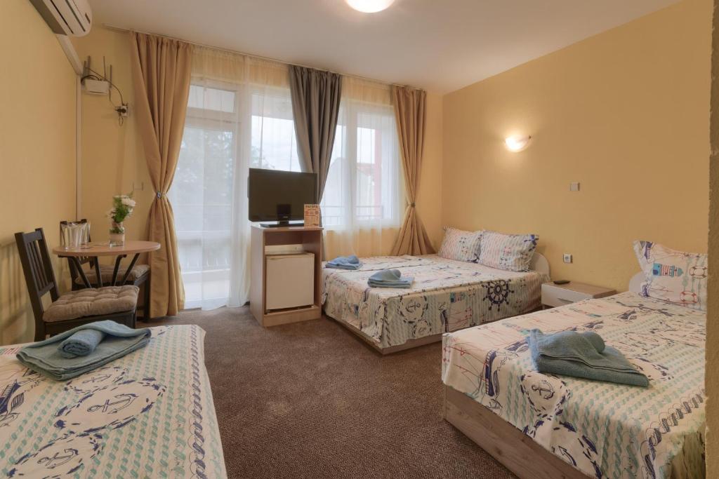 Kazlarov Guest House - Habitación Cuádruple Con Balcón
