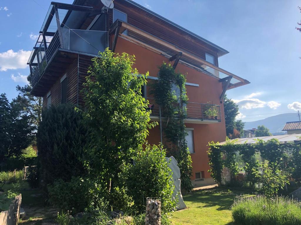 una casa con un balcón en el lateral. en MILLIEs hosting - Familienurlaub mit Hund in Kärnten, en Sankt Paul im Lavanttal