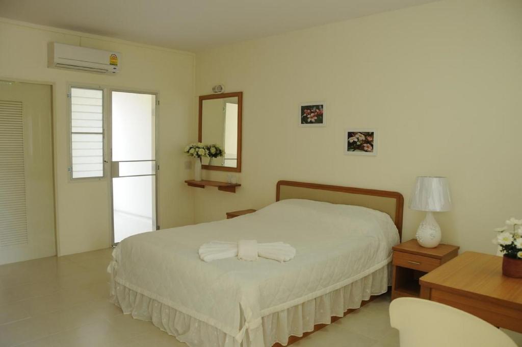 ein Schlafzimmer mit einem Bett mit einer Schleife darauf in der Unterkunft U.D.Home Apartment in Ban Chang