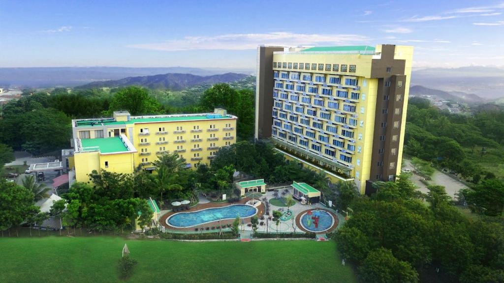 una vista aérea de un hotel y un complejo en Lorin Sentul Hotel en Bogor