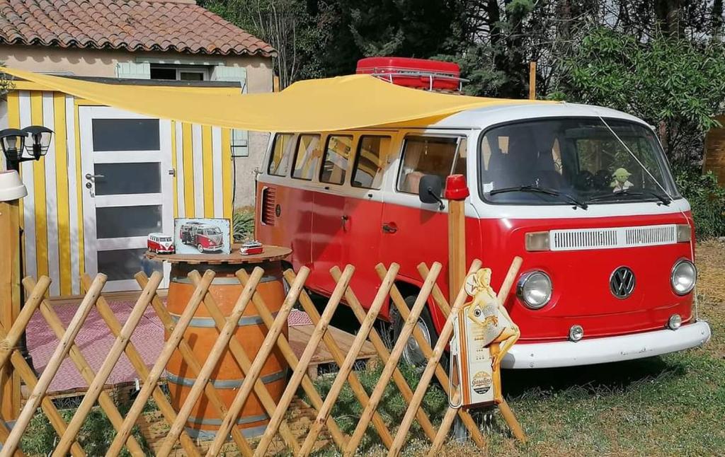 een rood-wit busje met een tent erop bij MES NUITS VINTAGE EN COMBI in Robion en Luberon