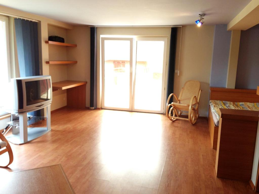Beach Pension - Family Room With Lake View