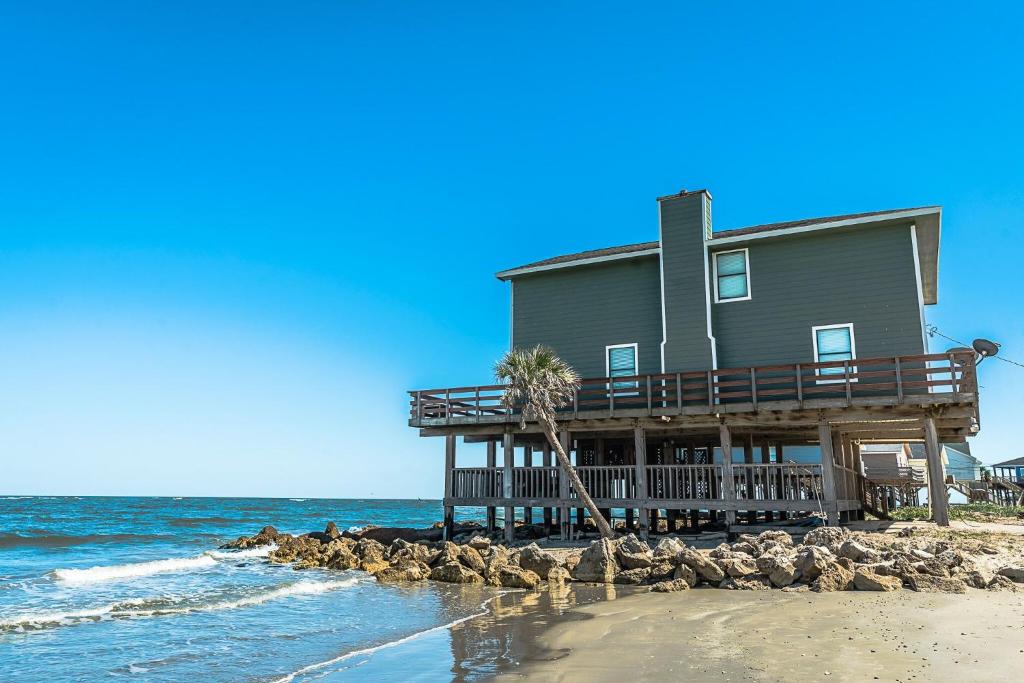 Gulf adventures and beachfront relaxation awaits! - Housity