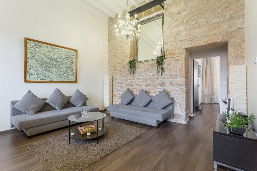 un salon avec deux canapés et une table dans l'établissement LE JACQUARD Garage Lyon Centre pour 2 à 8 pers, à Lyon