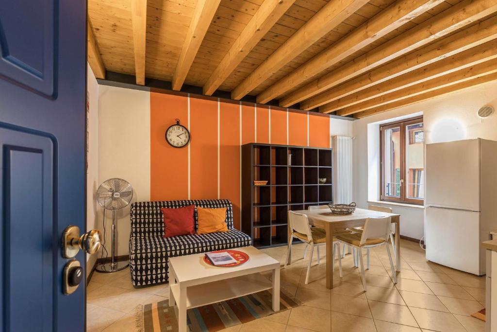 een woonkamer met een bank en een tafel bij Le Pleiadi Merope in Gardone Riviera