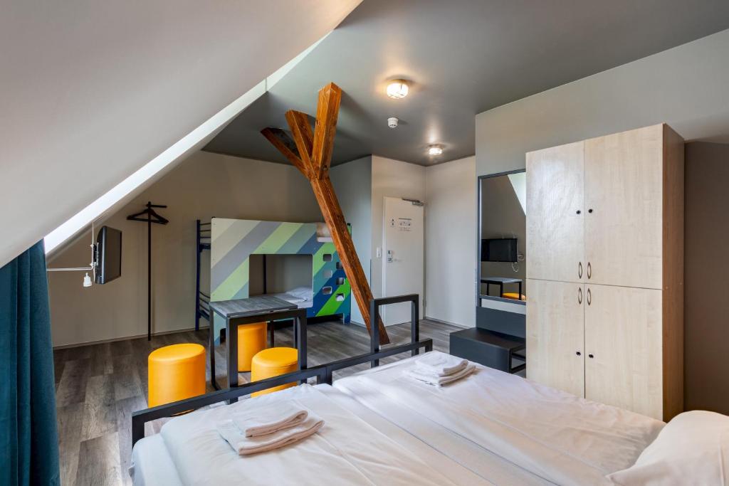 
Family Room (2 Adults + 2 Children)
