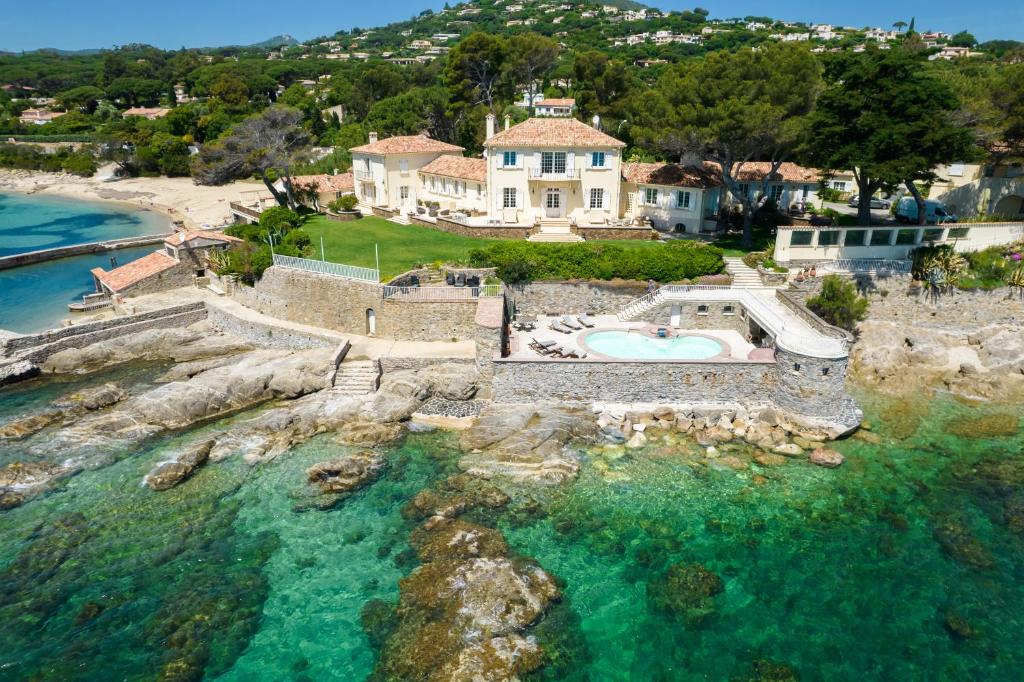 an aerial view of a house with a swimming pool at Villa Pointe Alègre in Grimaud