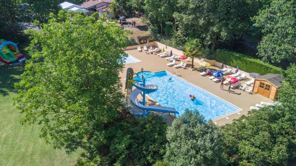 - une vue de tête sur une grande piscine avec un parc aquatique dans l'établissement Camping Au Bois Dormant, à Chauffour-sur-Vell