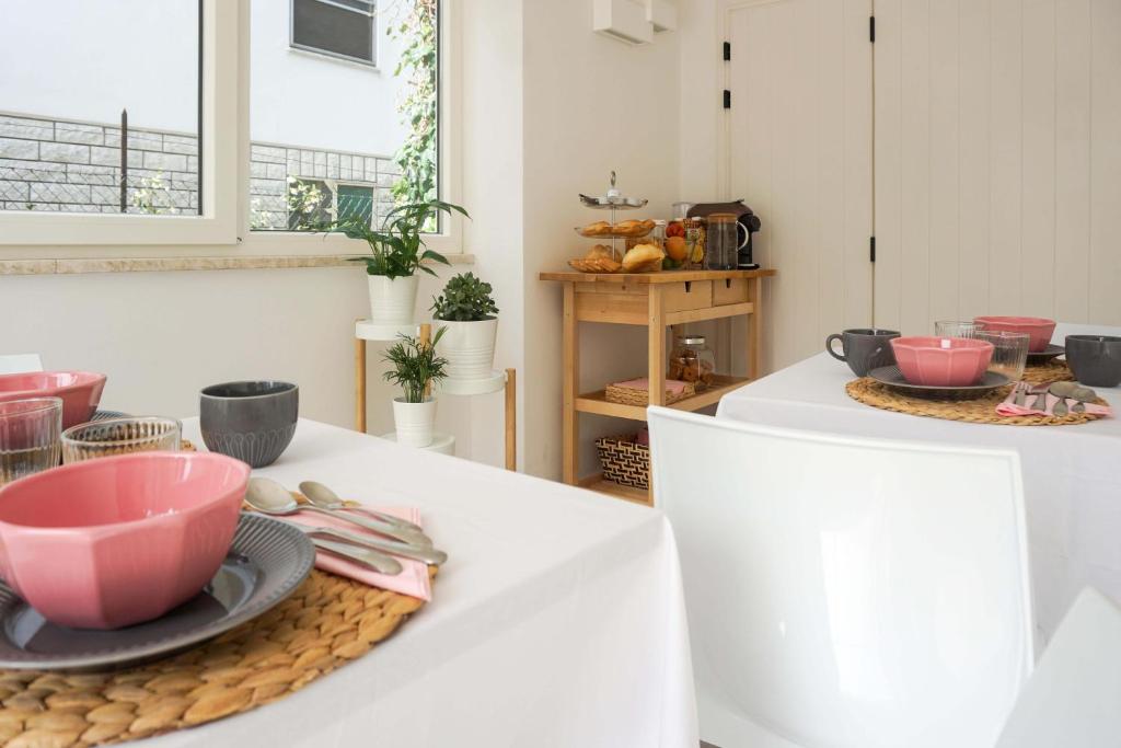 una cucina con ciotole e piatti rosa su un bancone di La Veranda Bed and Breakfast a Ravenna