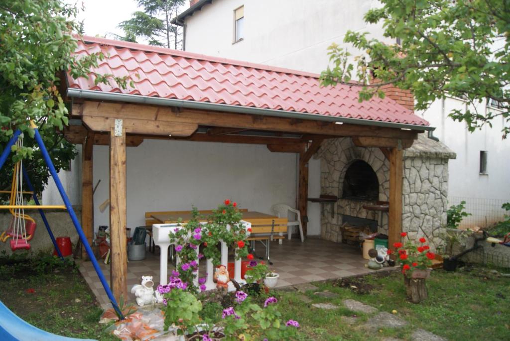 Vonkajšia záhrada v ubytovaní Apartments Marta - Zadar - near the sea