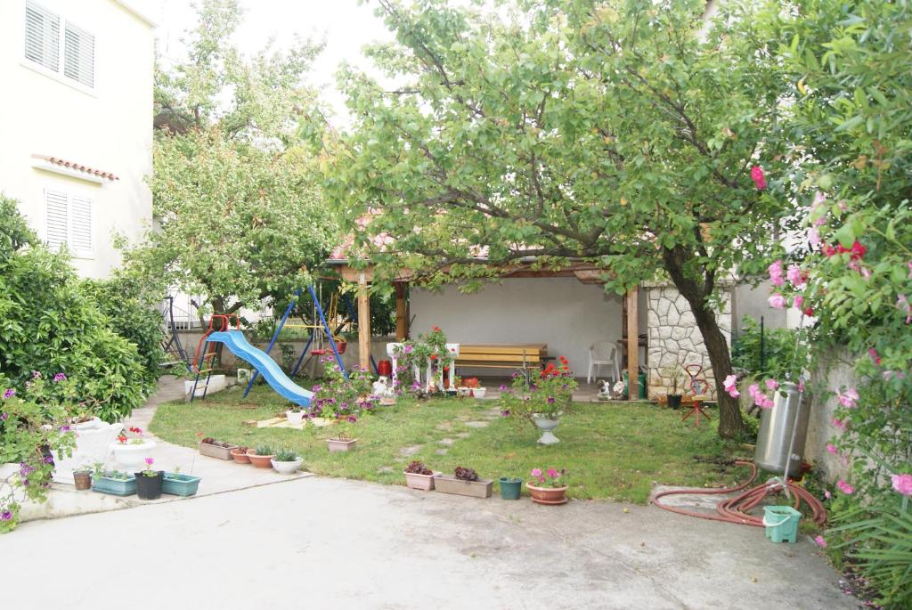 Vonkajšia záhrada v ubytovaní Apartments Marta - Zadar - near the sea