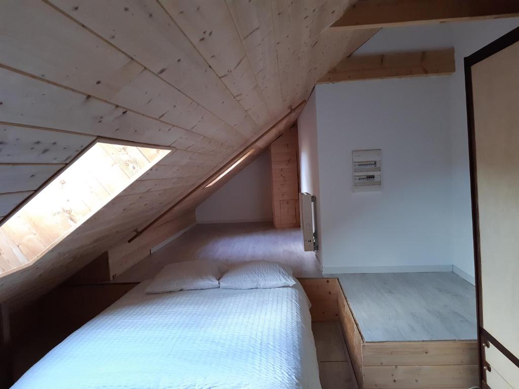 a bedroom in a tiny house with a bed at Gite chambre de hôte in Carhaix-Plouguer