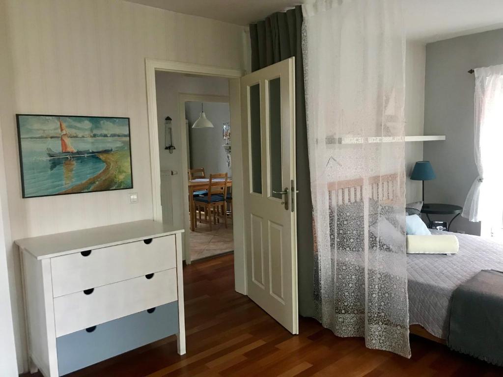 um quarto com uma cama e uma cómoda com uma janela em Ferienwohnung alter Bauernhof em Dresden
