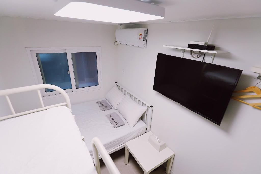 TV a/nebo společenská místnost v ubytování Fully Mini Hotel