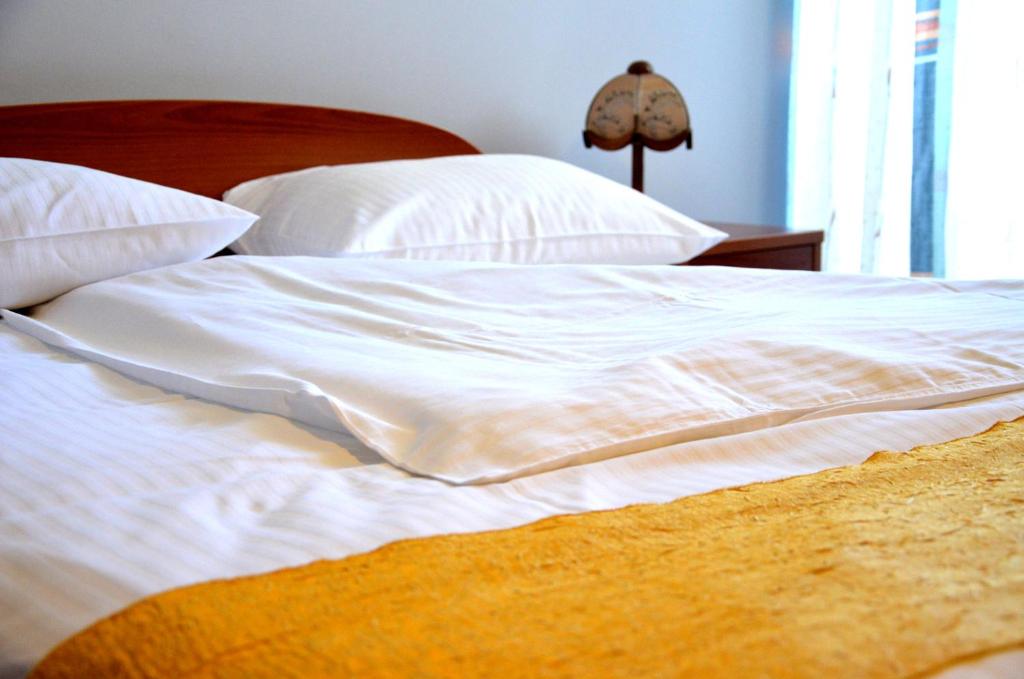 Postel nebo postele na pokoji v ubytování Hotel Sunce Sarajevo Vogosca