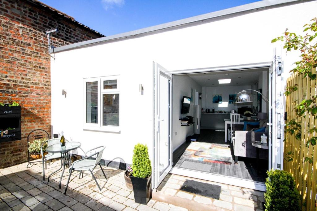 Patio nebo venkovní prostory v ubytování Little Ings, Modern, idyllic, self-contained hideaway in Easingwold, North Yorkshire