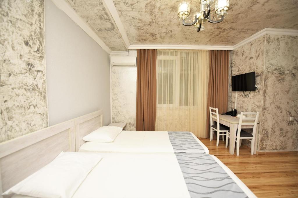 Postel nebo postele na pokoji v ubytování Kazbegi Hotel Batumi