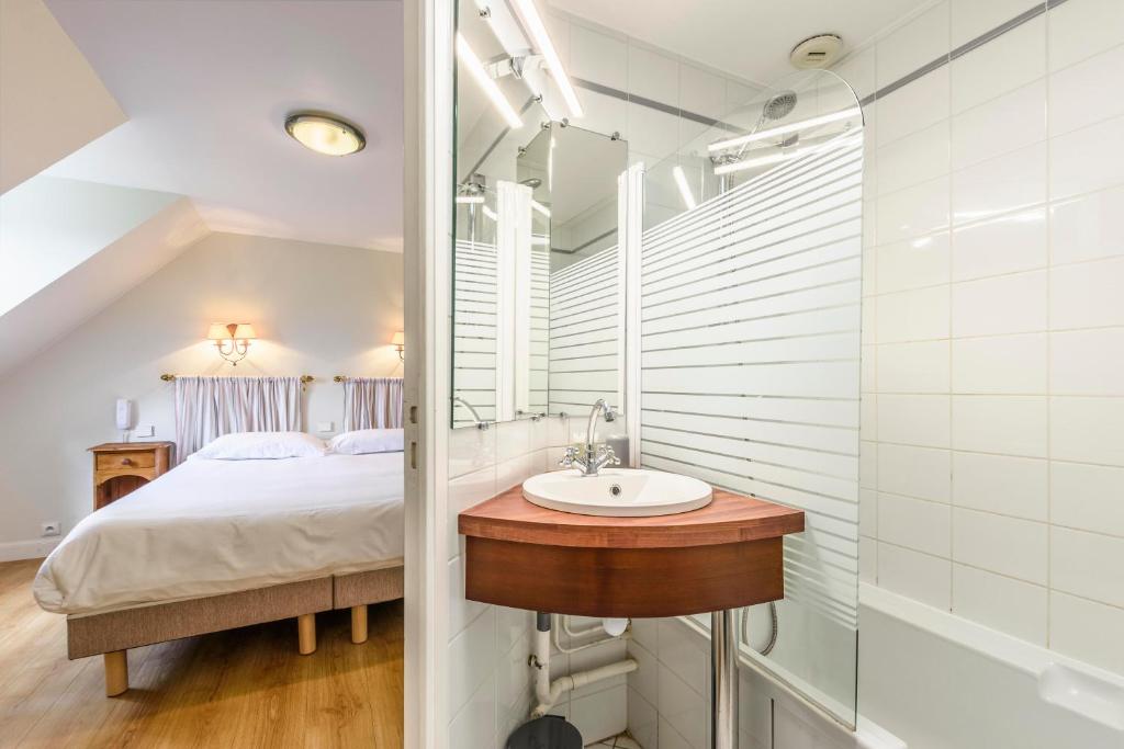 Postel nebo postele na pokoji v ubytování Hotel Le Clos Fleuri