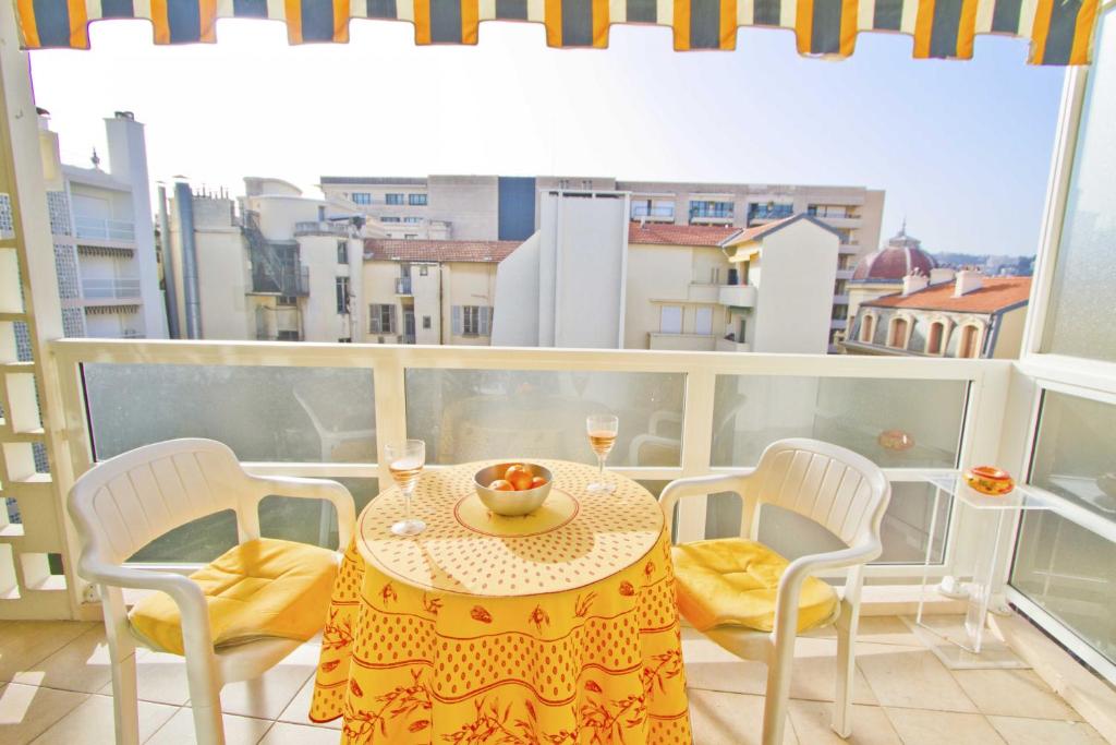une table et des chaises sur un balcon avec vue dans l'établissement Royal Studio Promenade, à Nice