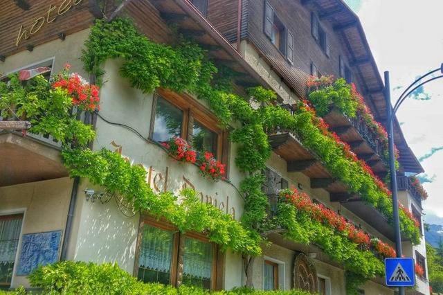 um edifício com muitas plantas ao lado dele em Hotel Daniela em Bormio