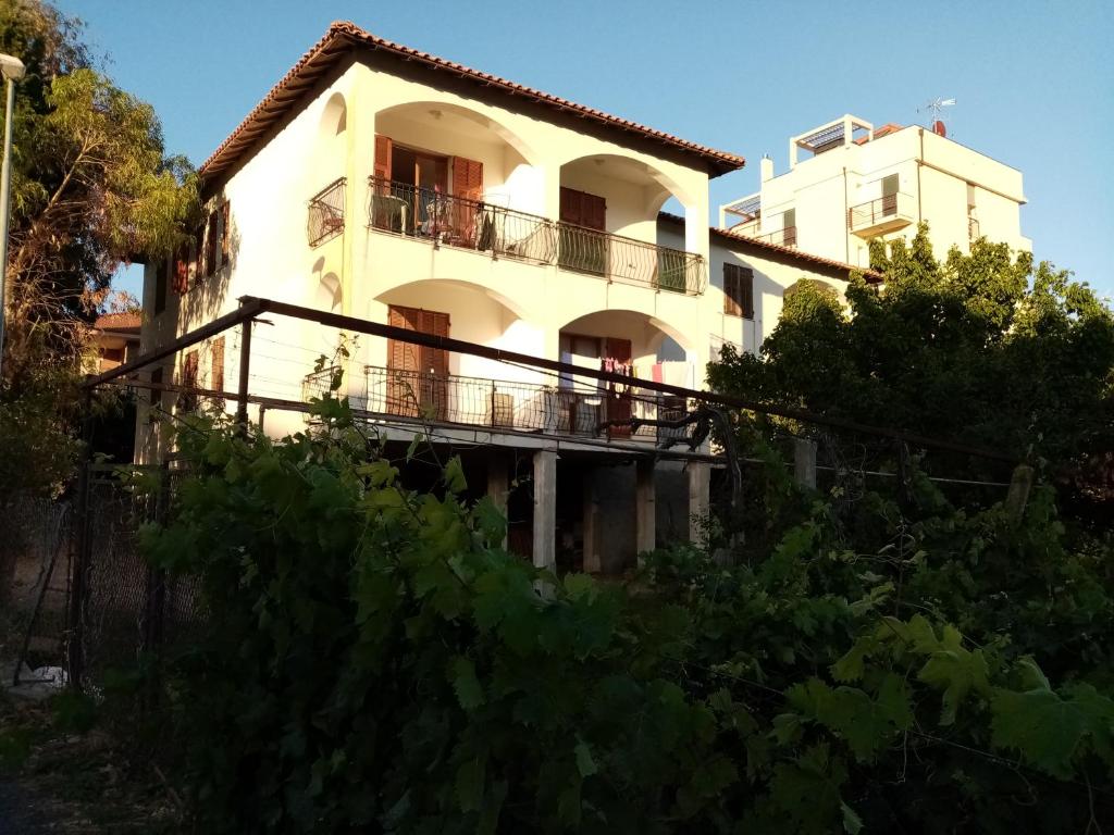 ein großes weißes Gebäude mit einem Balkon davor in der Unterkunft IL VIGNETO in Diano Castello