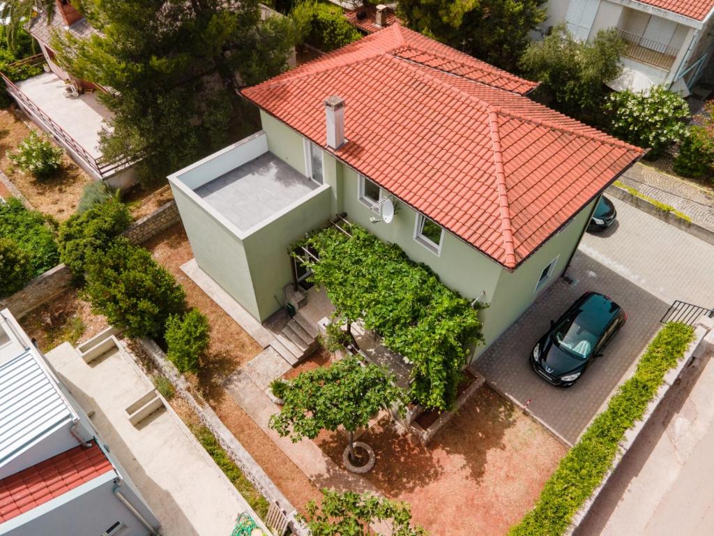 eine Aussicht auf ein Haus mit orangefarbenem Dach in der Unterkunft Casa Verde in Čunski