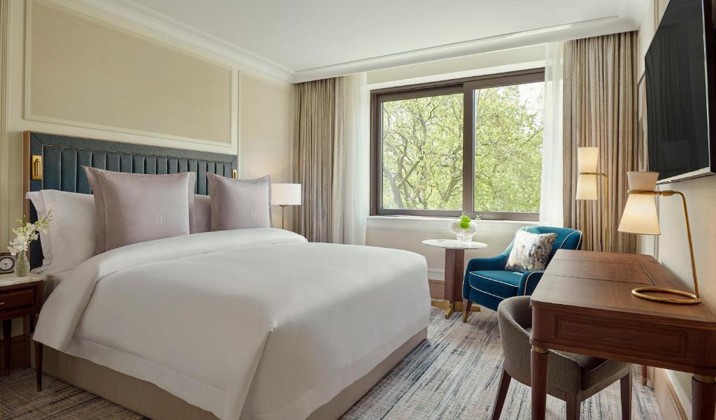 Postel nebo postele na pokoji v ubytování Jumeirah Carlton Tower London