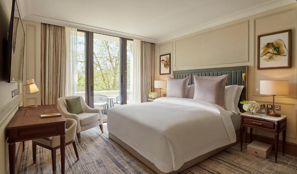 Postel nebo postele na pokoji v ubytování Jumeirah Carlton Tower London