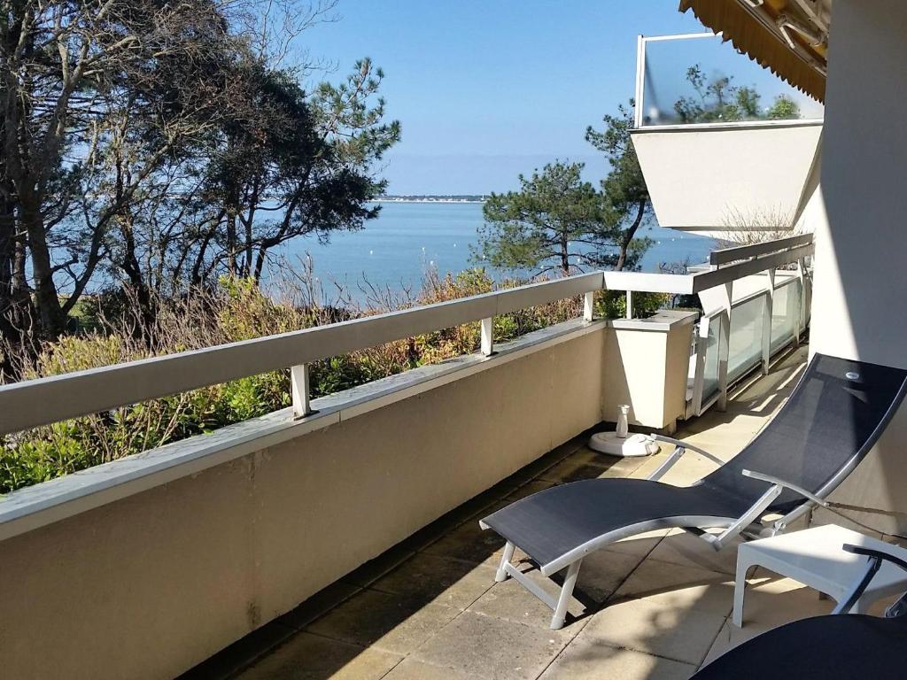 アルカションにあるAppartement Panoramicの海の景色を望むバルコニー(椅子付)