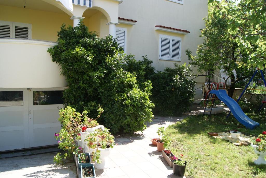 Vonkajšia záhrada v ubytovaní Apartments Marta - Zadar - near the sea