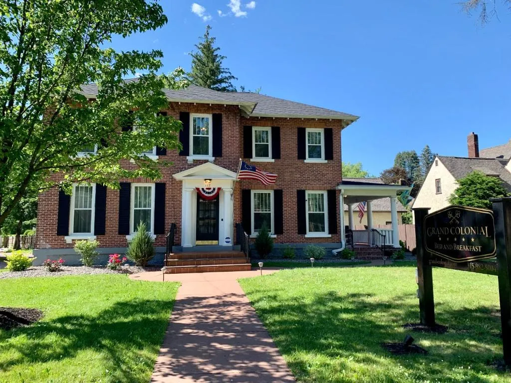 Grand Colonial Bed and Breakfast in Utica