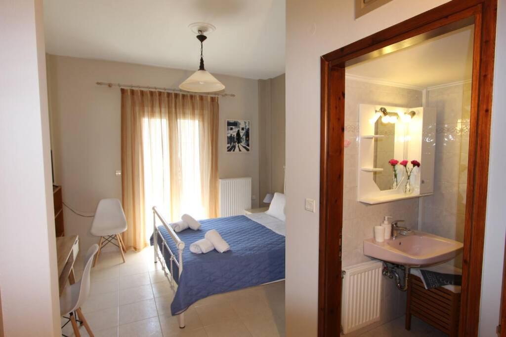 A bed or beds in a room at COZY APARTMENT IN THE HEART OF THE TOWN