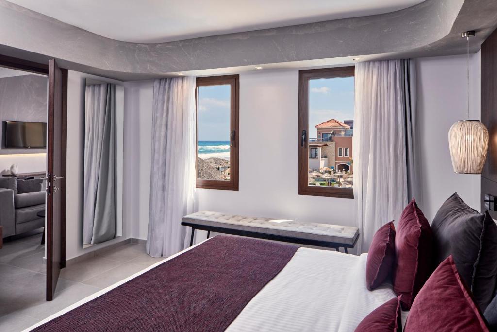 Postel nebo postele na pokoji v ubytování Atlantica Caldera Palace