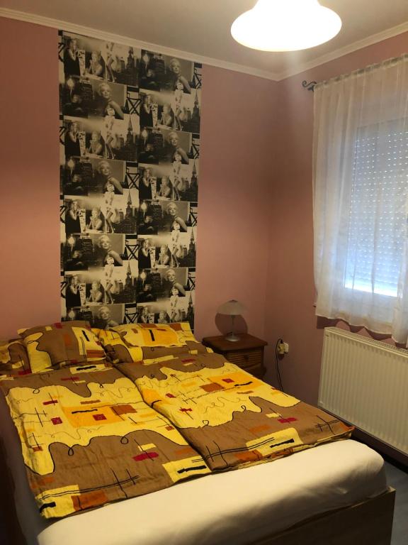 Łóżko lub łóżka w pokoju w obiekcie Imre Apartman