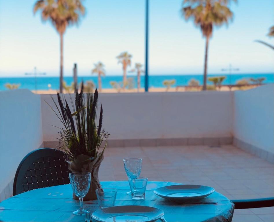 ペニスコラにあるPEÑISMAR74のビーチの景色を望む青いテーブル(皿、グラス付)