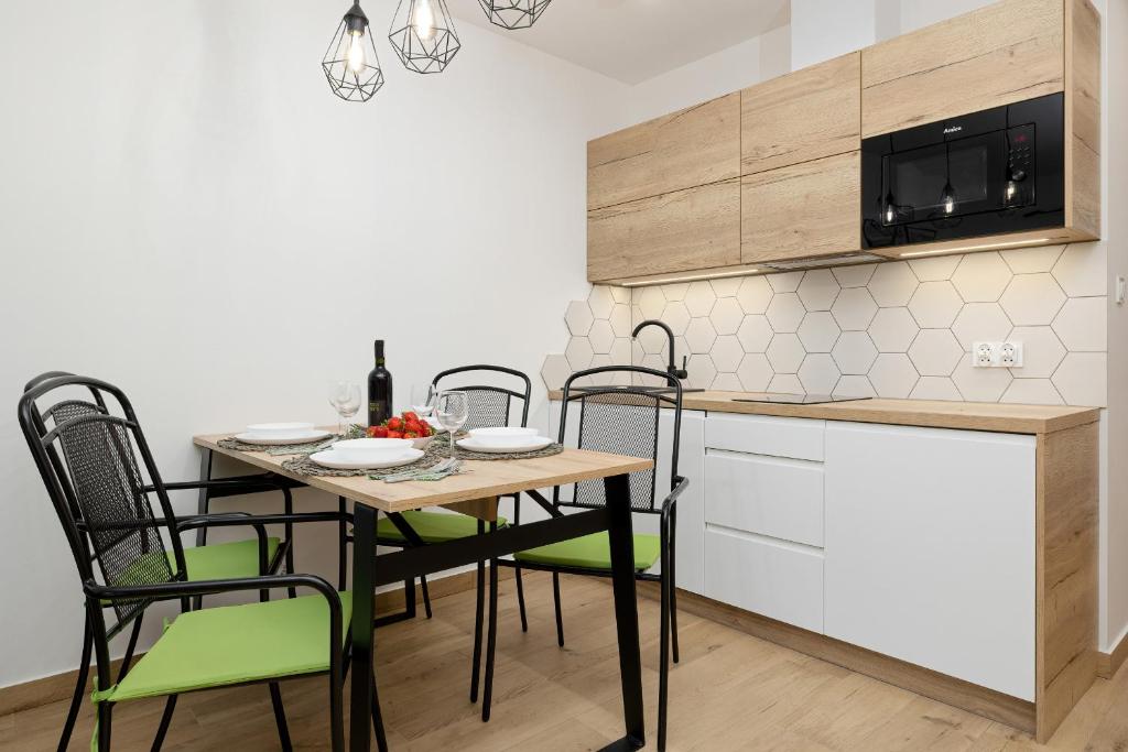 Kuchyňa alebo kuchynka v ubytovaní Apartamenty Zielona 11 by Noclegi Renters