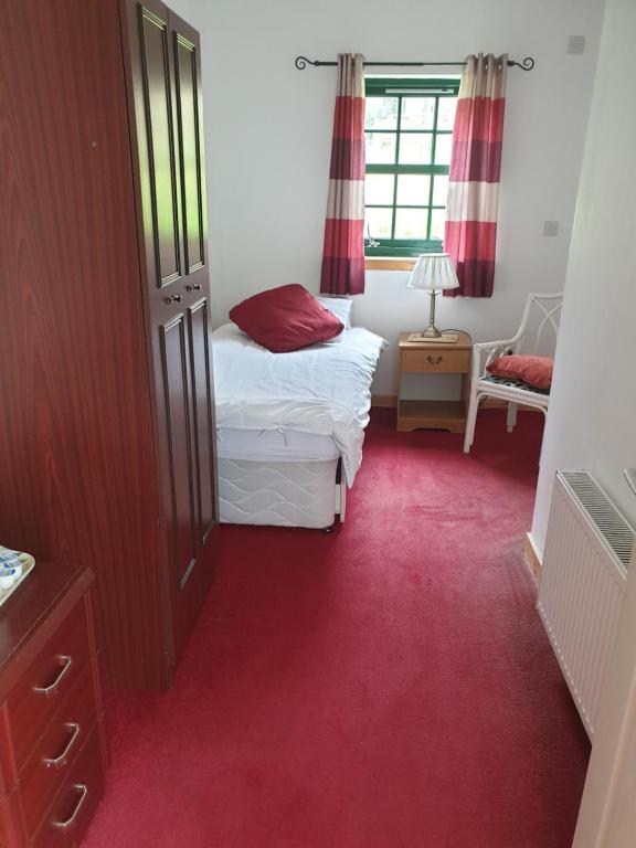 Postel nebo postele na pokoji v ubytování Clunebeg Lodge