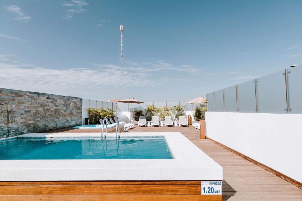 una piscina en medio de una casa en Costa del Sol Wyndham Piura, en Piura