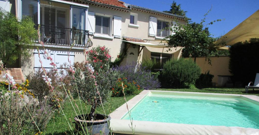 Bazén v ubytování Studio cosy en Provence nebo v jeho okolí