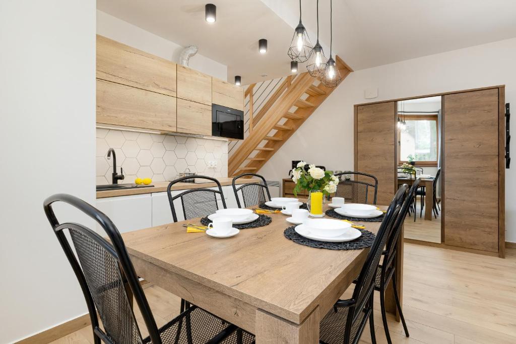 Kuchyňa alebo kuchynka v ubytovaní Apartamenty Zielona 11 by Noclegi Renters