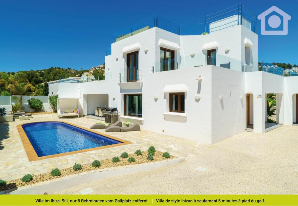 a villa with a swimming pool in antipolis at Solhabitat Sport in Moraira