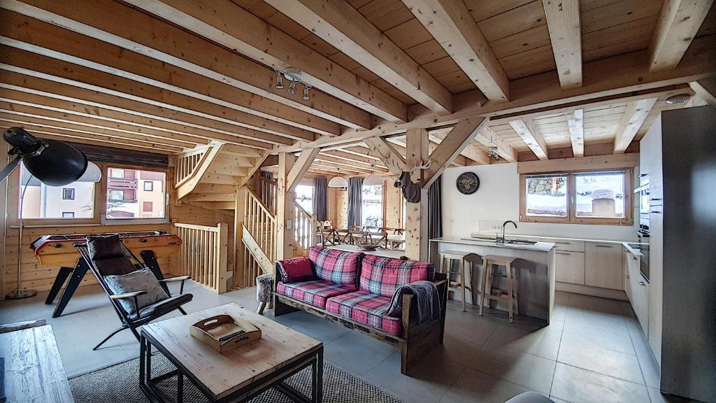 uma sala de estar com um sofá e uma mesa em CHALET NEUF -SAINT JEAN D'AULPS STATION 12 PERSONNES - CIMES C6 em Saint-Jean-dʼAulps