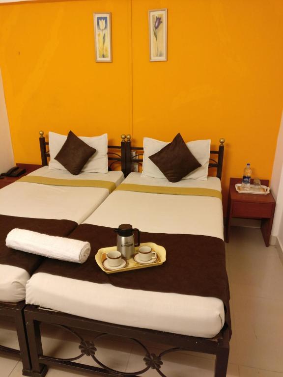 Postel nebo postele na pokoji v ubytování HMR Hotels - Hotel HMR Royal Inn