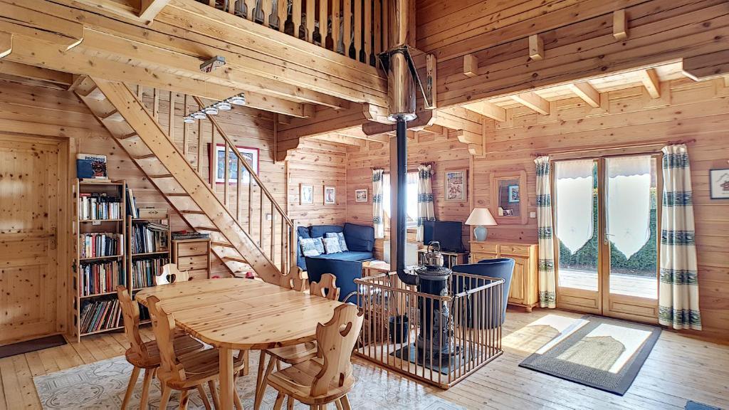 a dining room with a table in a log cabin at Chalet chaleureux - 9 personnes - 3km des pistes - proche Morzine - Iaorana in Saint-Jean-d'Aulps