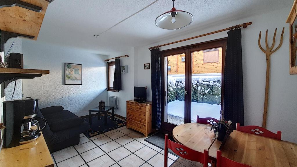 uma sala de estar com uma mesa e uma janela em APPARTEMENT MONTRIOND - PROCHE MORZINE - PROCHE PISTES DE SKI - Orée de Morzine 6C em Montriond