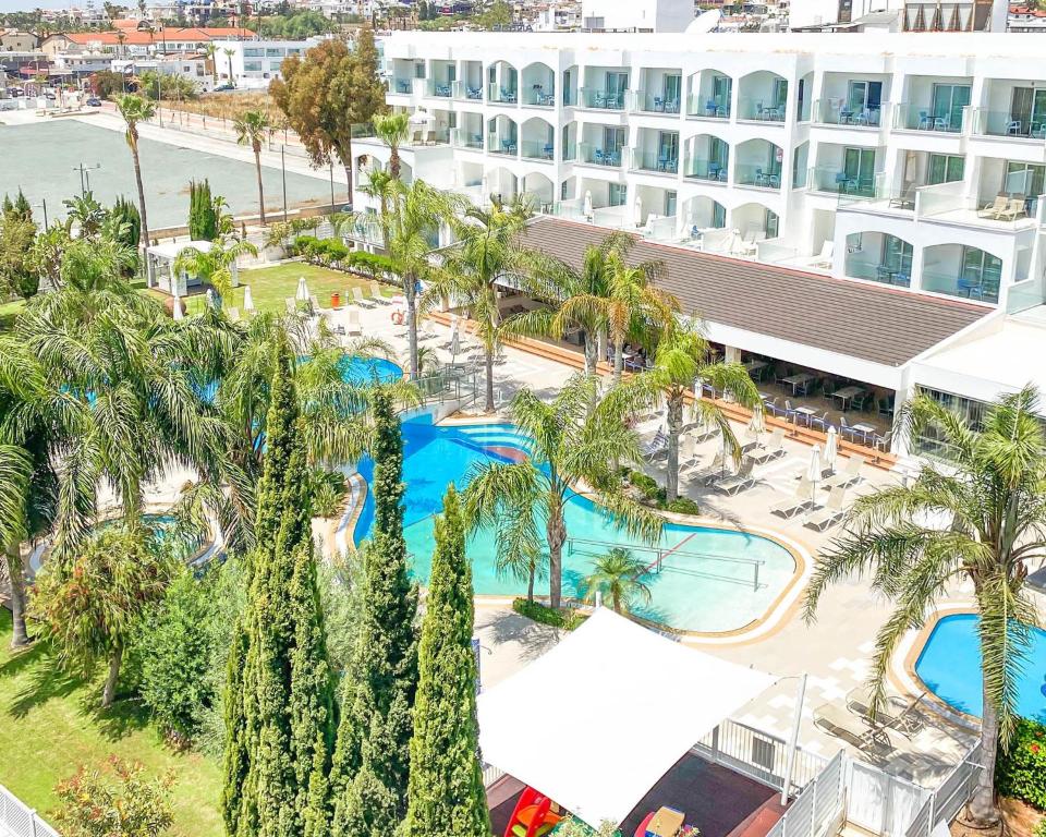 eine Luftansicht auf den Pool im Resort in der Unterkunft Anesis Hotel in Ayia Napa