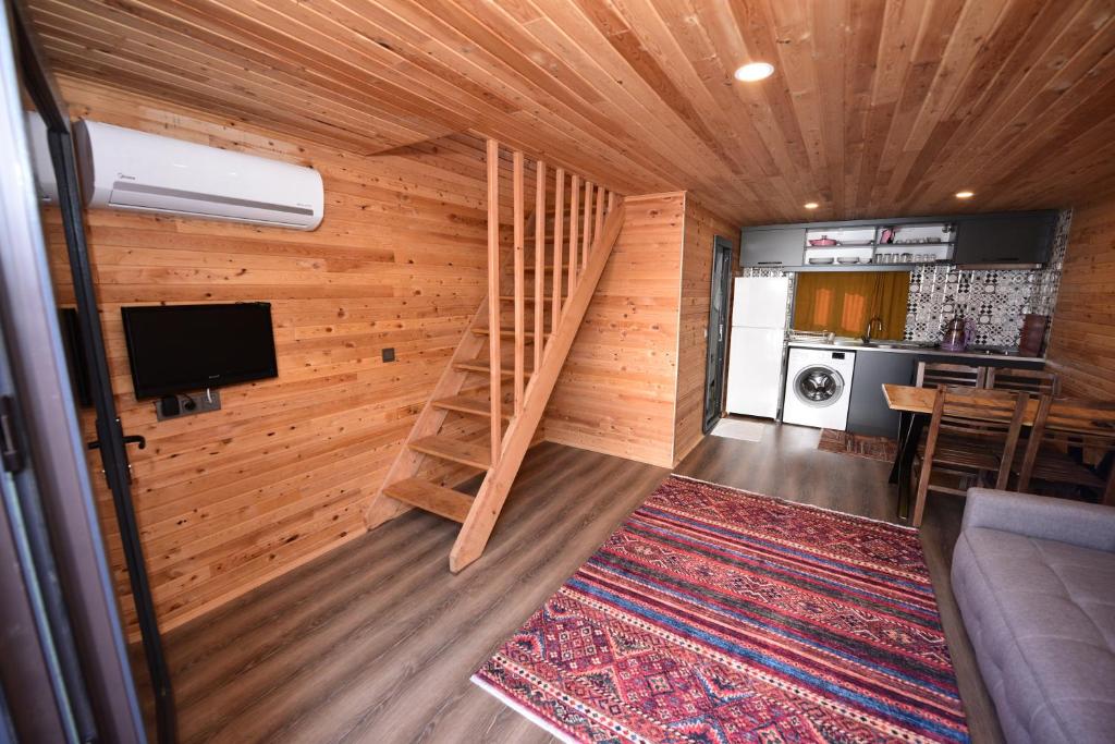 TV a/nebo společenská místnost v ubytování İRBEÇ APART & BUNGALOW