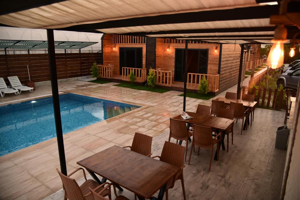 Bazén v ubytování İRBEÇ APART & BUNGALOW nebo v jeho okolí